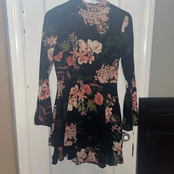 CLOSET CLEAR OUT! 🎉 NWT Parisian floral flare sleeve dress - Picture 3 of 6